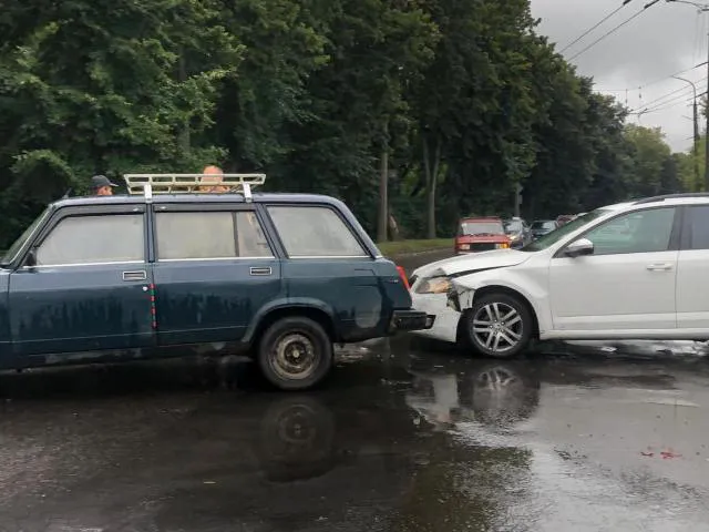 У Луцьку на перехресті не розминулися дві автівки (фото)