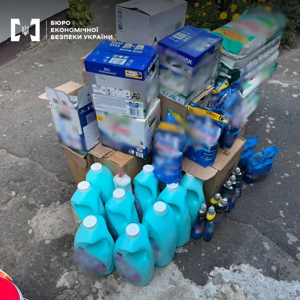 Підробляла етикетки відомих брендів: на Волині БЕБ викрило продавчиню побутової хімії (фото)