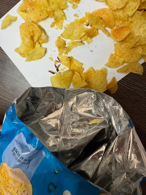 Військовий опинився в лікарні через знахідку у пачці чипсів Lay’s