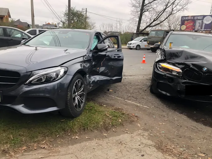 На Дубнівській у Луцьку аварія: зіткнулися елітні авто (фото)