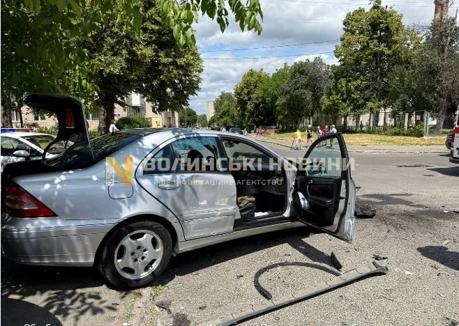 Від удару відкинуло в паркан: у Луцьку не розминулись Mercedes і Tesla (фото)
