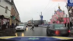 У Ковелі чоловік перед патрульними перебіг дорогу – його наздогнали й покарали (відео)