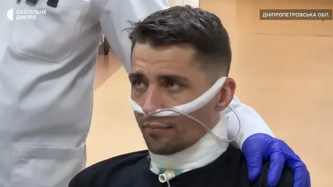 Із лікарні Дніпра зник військовий, який втік з полону з перерізаним горлом (оновлено)