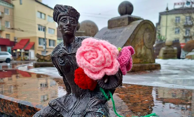 З луцьких кликунів зняли теплі шапки і дали в руки квіти (фото)