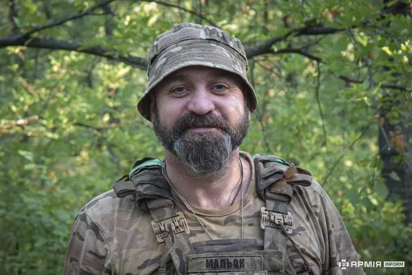 Знищує ворожі дрони звичайним автоматом: як боєць волинської «сотки» вартує небо на фронті (фото)
