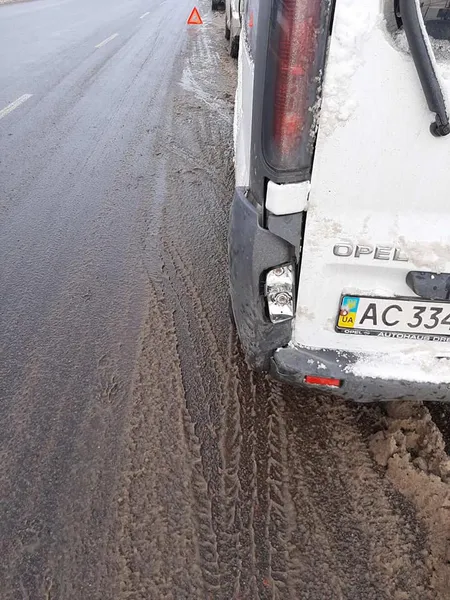 У Луцьку автомобіль «ніжно притулився» до припаркованого буса: шукають свідків (відео)