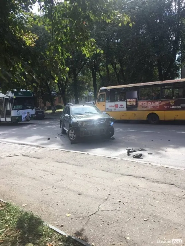 У Луцьку – аварія: Opel влетів у Renault і врізався у стовп (фото, відео) 