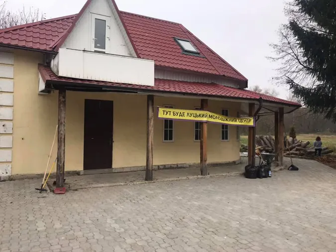 До молодіжного центру Луцька проклали стежку з дерева (фото)