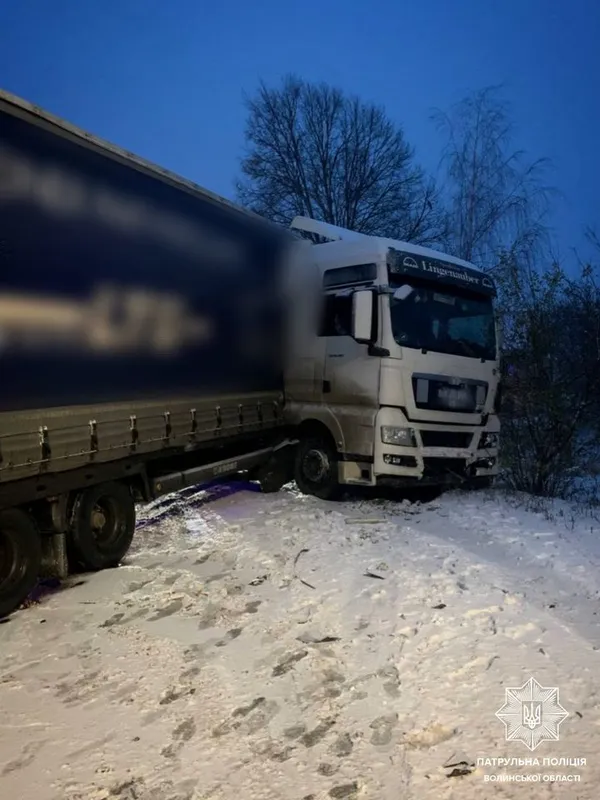 Біля Луцька Toyota «влетіла» в Mercedes, а потім – у вантажівку (фото)