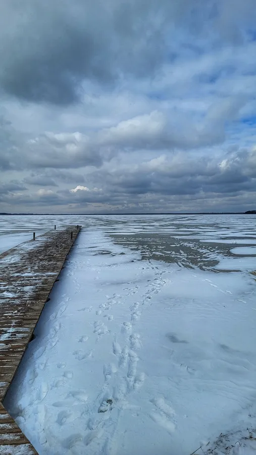 Краю не видно: Світязь перетворився на крижану пустелю (фото)