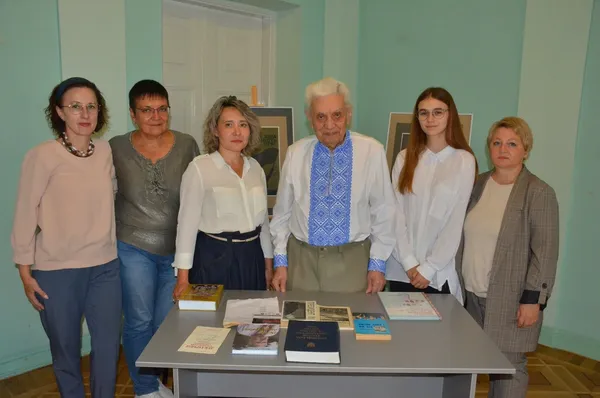 Автографи авторів незалежності: фонди Волинського музею поповнилися рідкісною колекцією (фото)