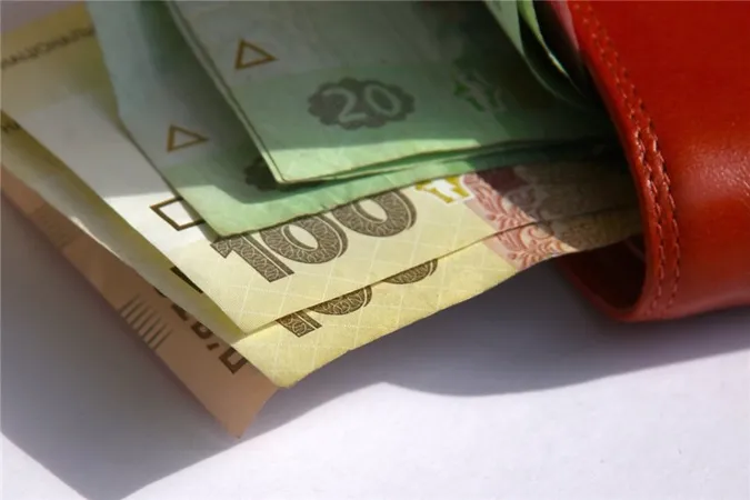 З 1 травня пенсії та зарплати українців зростуть