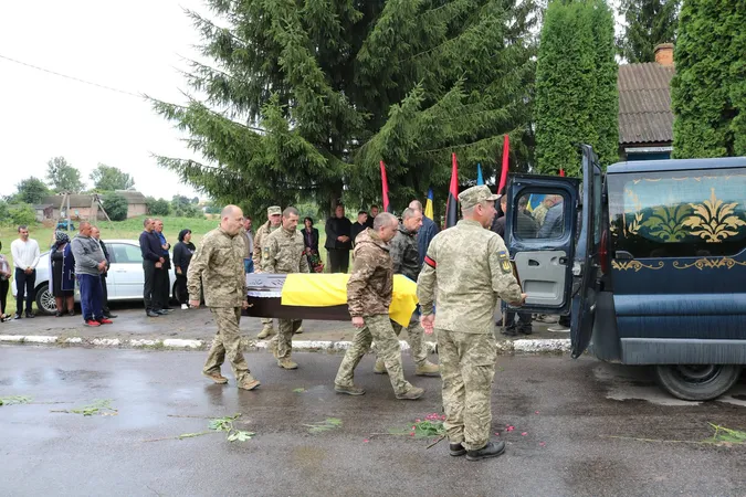У громаді на Волині в останню путь провели Героя Юрія Лозу (фото)