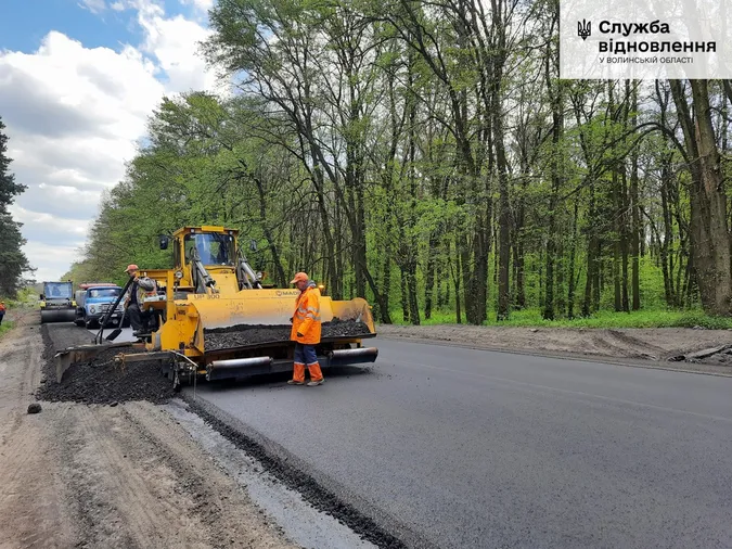 На автодорозі Луцьк – Ківерці облаштовують узбіччя (фото)