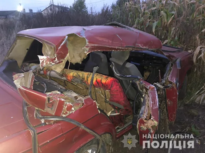 На Волині «ВАЗ» зіткнувся із грейдером: легковик зім’ятий, водій і пасажири – в лікарні (фото)