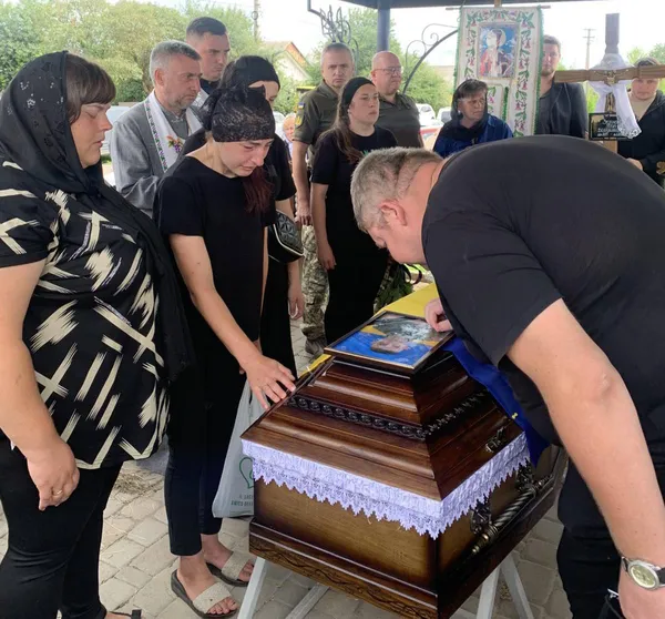У Городищі попрощалися з Іваном Зелінським: священник, що вінчав, провів і в останню путь (фото)