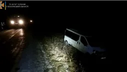 На Волині рятувальники витягнули з кювету бус і звільнили з нього людину (відео)