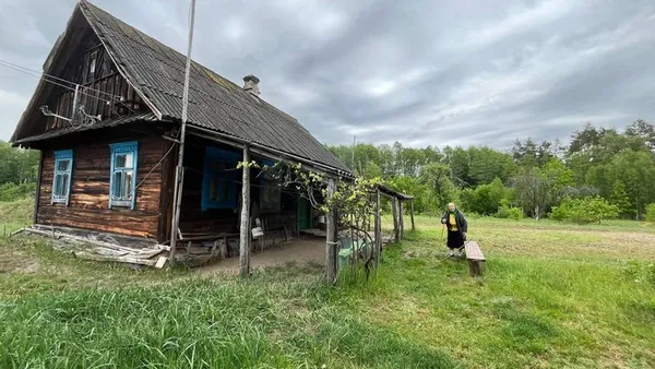 Остання на хуторі: 91-річна волинянка сама возить воду та порається на городі (фото)