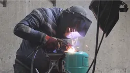 В селі під Луцьком виготовляють буржуйки воїнам на передову (відео)