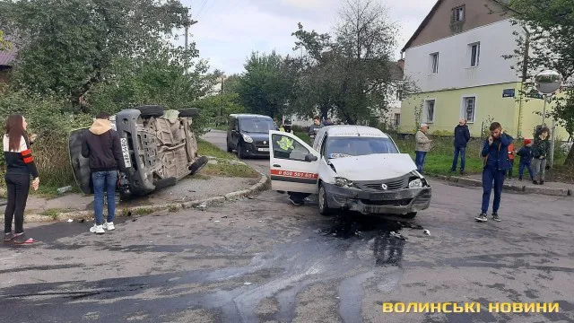 Аварія на перехресті в Луцьку: авто перекинулося на бік (фото)