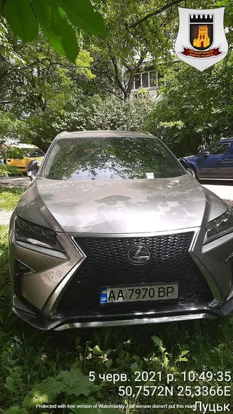 У Луцьку в одному дворі 27 авто стояли на газонах (фото)
