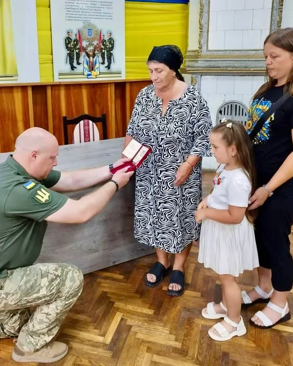 Матері полеглого захисника з Володимирського району передали орден «За мужність»