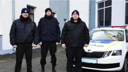 Схопили за ноги: у Луцьку чоловік хотів стрибнути з даху багатоповерхівки (фото)