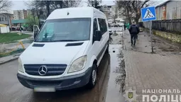 У Луцьку біля АС бус збив жінку на переході (фото)