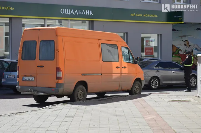 У центрі Луцька інспектори з паркування «ловлять» порушників  (фото)