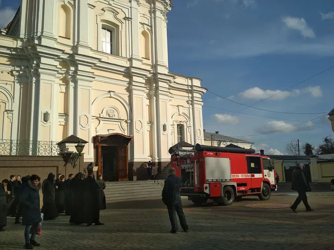Пожежні біля собору: що трапилося у центрі Луцька (фото)