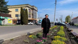 🌷Висадила тисячу тюльпанів: як квітникарка роками змінює Шацьк (фото)