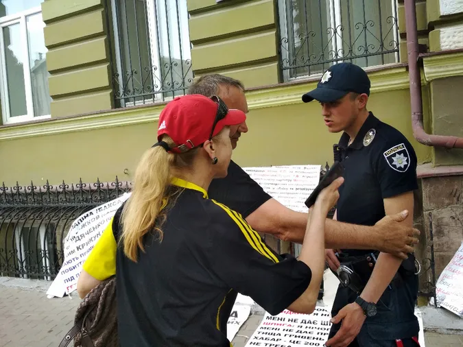 У Луцьку до пікетувальників прокуратури викликали патрульних (фото)