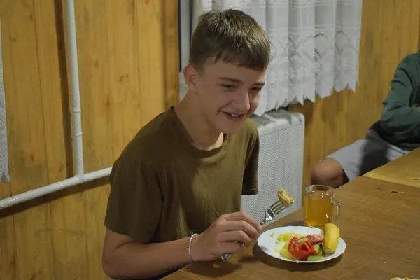 Котлети, нагетси, пюре та банан: як годують школярів у Заборольському ліцеї №32 (фото)