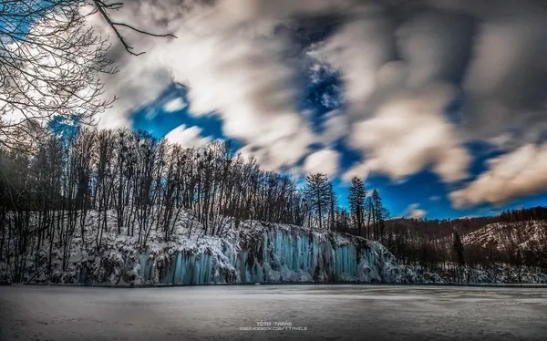 Фотограф показав неймовірні світлини замерзлих водоспадів