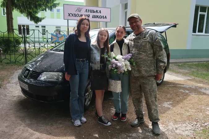 Діти з Луцька продали малюнки у США і купили авто для 14 бригади (фото)