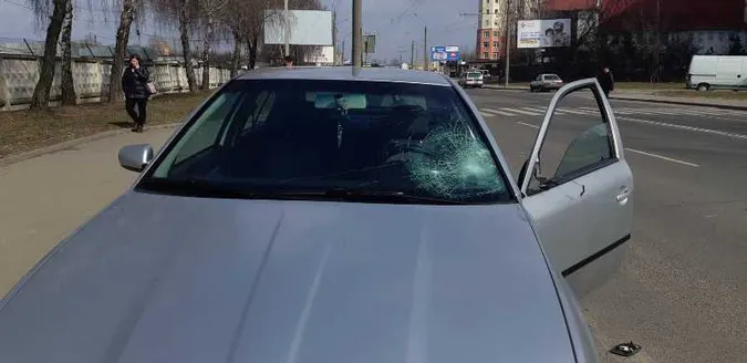 У Луцьку легковик збив двох дітей на переході (фото)