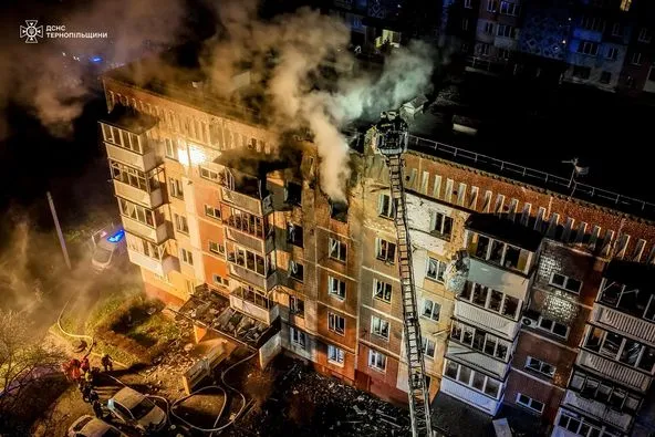 У Тернополі «шахед» влучив у багатоповерхівку: одна людина загинула, є поранені (фото)