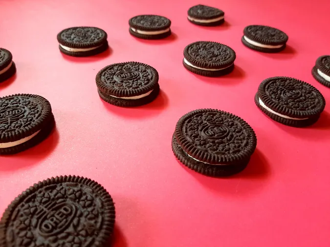 Вчені пояснили, чому при поділі печива Oreo майже весь крем залишається на одній половинці (відео)
