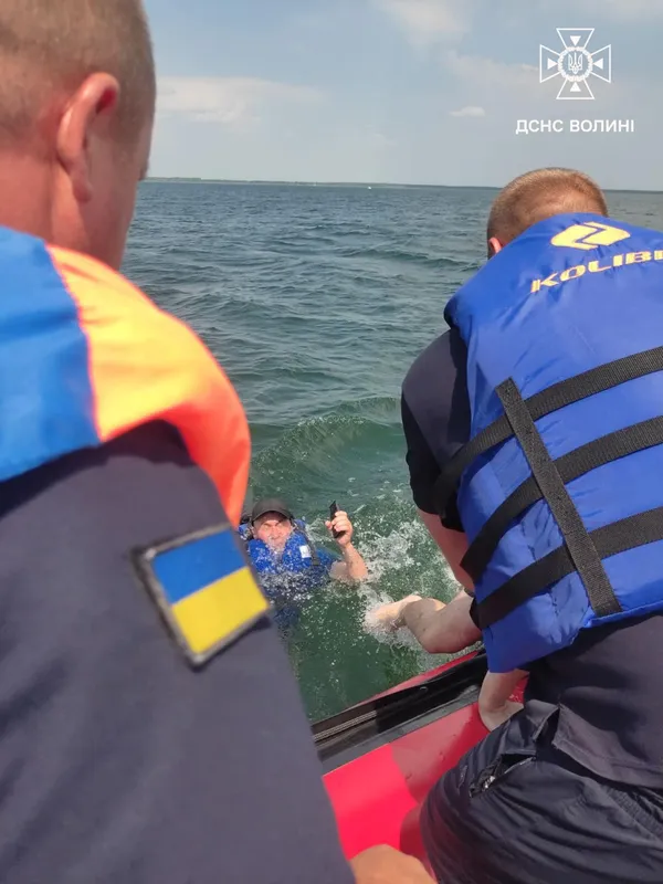 На Світязі за пів кілометра від берега перекинулася байдарка (фото)
