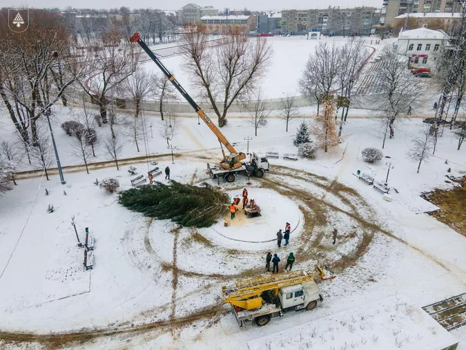 У Нововолинську встановили новорічну ялинку (фото)