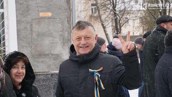 Свято єднання: у Луцьку розгорнули довжелезний стяг у День Соборності (фото, відео)