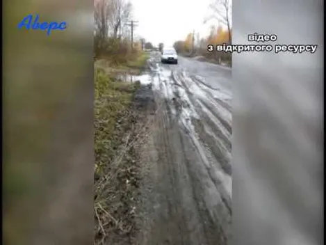 Дощ і болото не заважають укладати асфальт на Волині (відео)