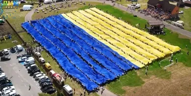 Офіційно в Книзі рекордів: найбільший прапор України розгорнули на Волині (відео)