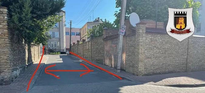 У Луцьку штрафуватимуть водіїв за зупинку на вузьких вуличках (фото)