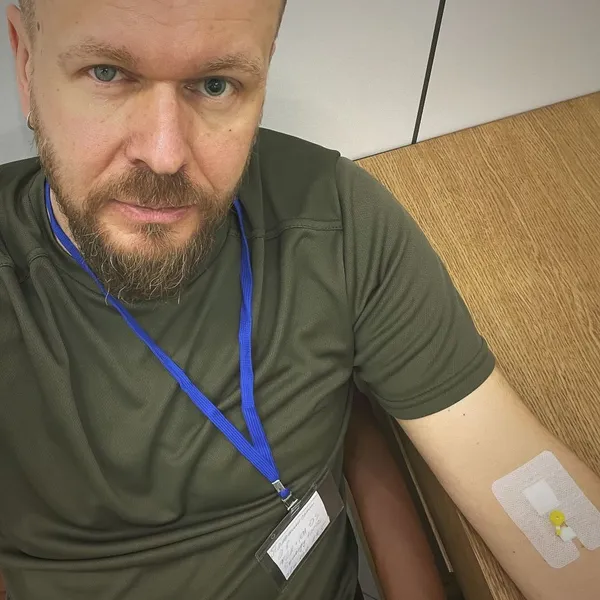 Відомий артист та військовий з Луцька опинився під крапельницею і налякав виглядом зіниць (фото)