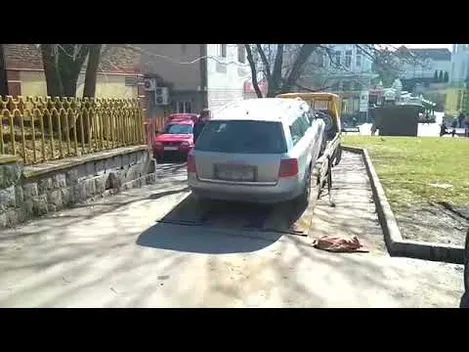 У Луцьку евакуювали неправильно припаркований автомобіль (відео)
