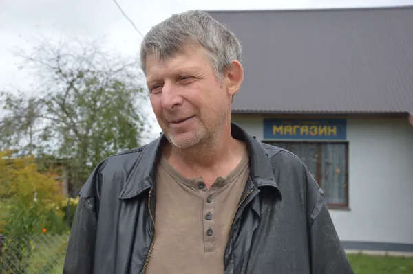 Тракторист Микола каже, що краще здавати свої паї одному господарю, з яким була хороша співпраця