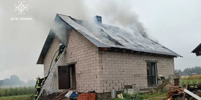 На Волині від удару блискавки загорілася хата (фото)
