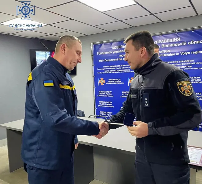 За мужність і героїзм: на Волині нагородили ліквідаторів наслідків ворожих обстрілів (фото)