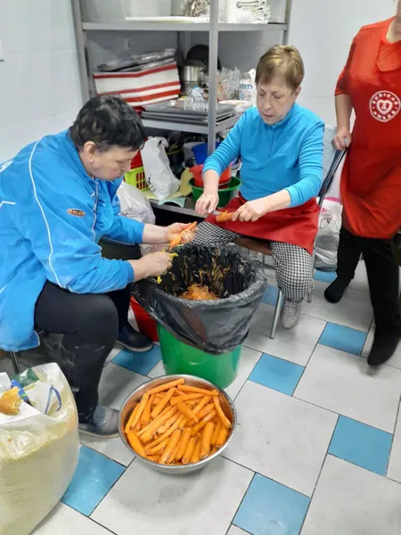 Невтомні підгайцівські господині продовжують готувати для воїнів (фото)